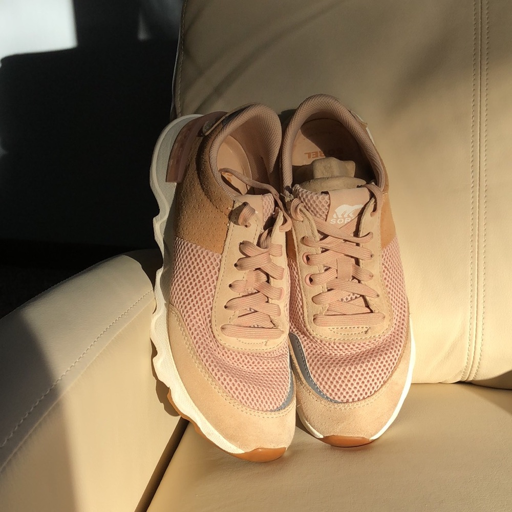 Size 8 Sorel lightweight suede and mesh sneakers.